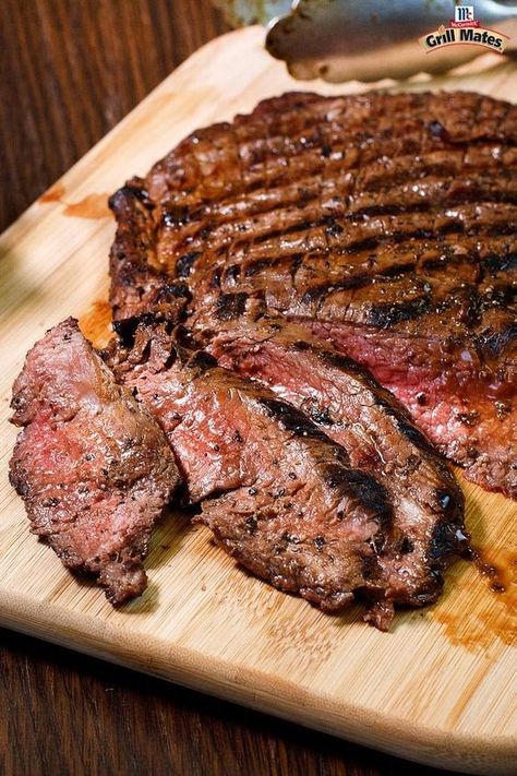 Flank Steak Recipes, Grilled Steak Recipes, Grilled Dinner, Juicy Steak, Grilled Steak, Skirt Steak, Steak Dinner, Flank Steak, Beef Dinner