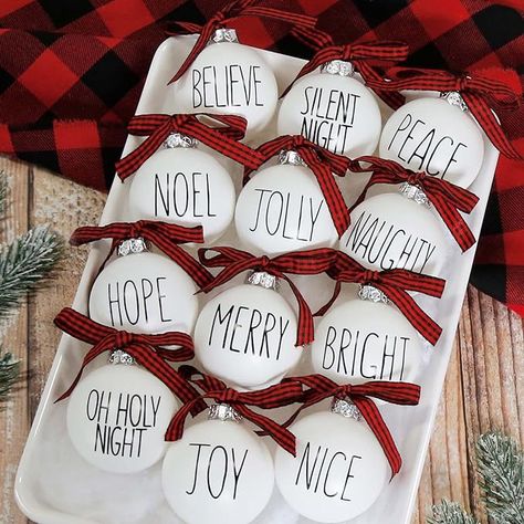 Farmhouse Christmas Tree Decorations, Rustic Farmhouse Christmas Tree, Rustic Farmhouse Christmas, Xmas Tree Decor, Farmhouse Christmas Ornaments, White Christmas Ornaments, Farmhouse Ornaments, Christmas Tree Bows, Farmhouse Christmas Tree