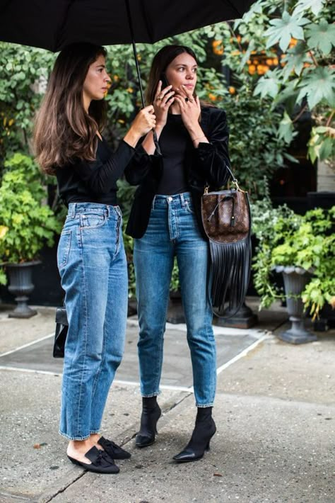 Outfit básico con jeans. Look monocromático. Ideas moda femenina. #lulalogy Rihanna Street Style, Looks Jeans, Chique Outfits, Look Retro, Moda Jeans, Model Street Style, Denim Outfits, Denim On Denim, Trendy Swimwear