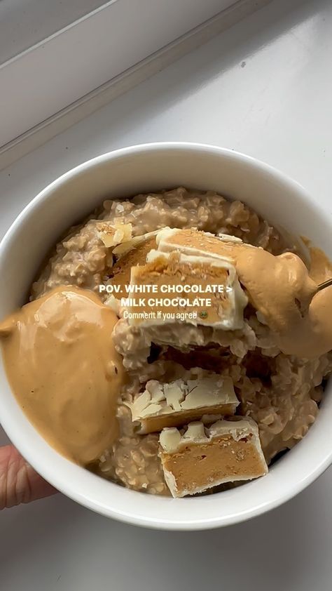 PEANUT BUTTER & WHITE CHOCOLATE CHOCOLATE OATMEAL 🥜🤍 comment below if you’re a white chocolate lover 🫶🏼 What you’ll need: 80g rolled… | Instagram White Chocolate Oatmeal, Peanut Butter White Chocolate, Oats Milk, Chocolate Oatmeal, New York Cheesecake, Protein Bar, Chocolate Chocolate, Calorie Deficit, Vegan Protein