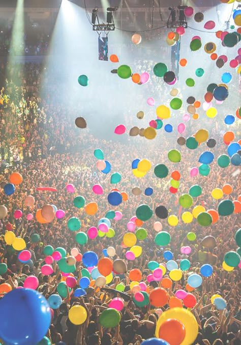 Now THAT'S a party. Bubble Balloons, Foto Art, Joy And Happiness, Tgif, Picture Perfect, Party Time, Music Festival, Color Me, Sake