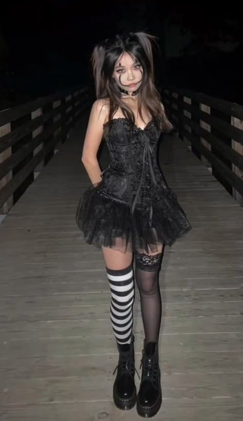 Halloween Costumes Women Scary, Clown Costume Women, Clown Halloween Costumes, Horror Halloween Costumes, Classy Halloween Costumes, Halloween Fits, Clown Halloween, Modele Fitness, Hot Halloween Outfits