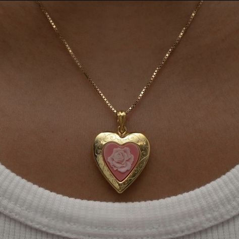 Dainty Locket Necklace, Heart Locket Aesthetic, Heart Necklace Aesthetic, Vintage Heart Locket, Heart Locket Necklace, Piercings Jewelry, Stacked Jewelry, Jewelry Lookbook, I Love Jewelry