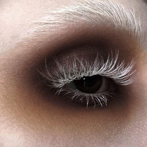 White Lash Extensions, White Lashes, White Mascara, White Eyelashes, Runway Makeup, Edgy Makeup, Eye Makeup Art, Shooting Photo, Editorial Makeup