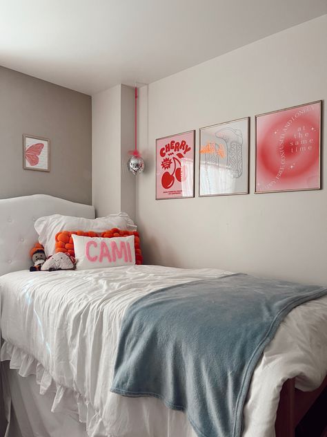 White Dorm Room Ideas With Pops Of Color, Dorm Ideas Preppy, College Dorm Room Rugs, Blue Accent Dorm Room, Aura Dorm Room, South Carolina Dorm Room, College Dorm Room Ideas 2024, Dorm Inspo Aesthetic Pink, Single Dorm Room Designs