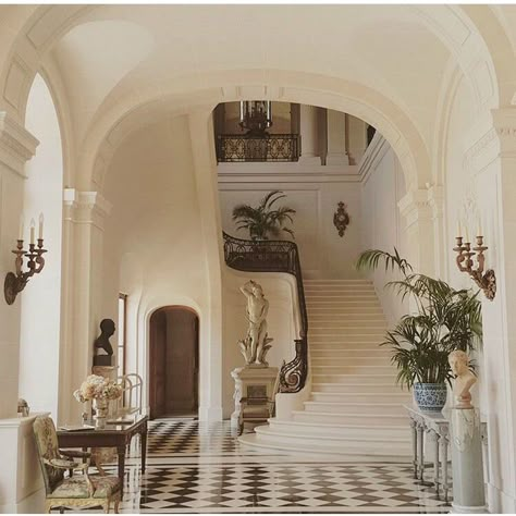 درابزين السلم, Old Money House, Casa Vintage, Home Decoration Ideas, Dream House Rooms, Dream House Interior, Entry Way, Dream House Exterior, French House