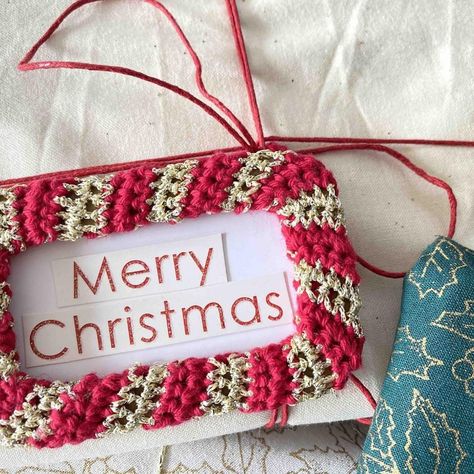 Christmas reusable gift tag / wreath Crochet pattern by Crochetlovemelbourne Circle Photo Frame, Mini Wreaths Christmas, Wreath Crochet, Quick Crochet Gifts, Sustainable Gift Wrap, Crochet Cushion Pattern, Photo Frame Decoration, Circle Photo, Photo Frame Ornaments