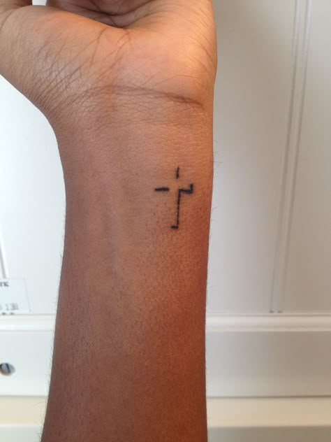 Cross Tattoo <3  2 Corinthians 1:22a  He sets His seal of ownership on us.... Wrist Tattoo Inspiration, Simple Arm Tats For Women, Sleeve Starter Tattoo Women, Starter Tattoos, White Tattoo On Dark Skin, Christian Tattoos For Women, Tato Naruto, Christus Tattoo, Meaning Tattoos