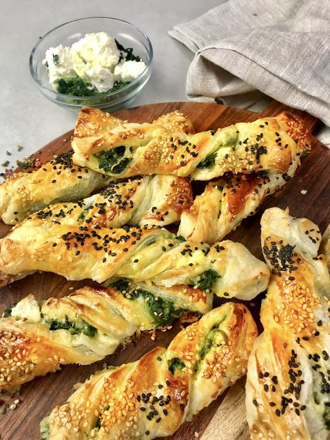 Feta Spinat Blätterteigstange Easy Fingerfood Party, Party Food Savoury, Finger Food Party, Party Fingerfood, Recipes By Ingredients, Fingerfood Party, Beauty Boost, Party Finger Foods, Easy Delicious Recipes