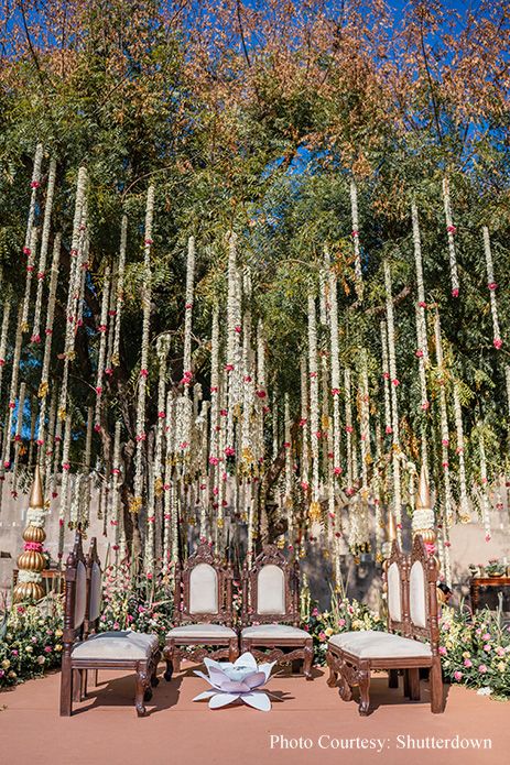 Intimate Indian Wedding Decor, Open Chori Mandap, Mandap Under Tree, White And Pink Indian Wedding Decor, Open Mandap Decor Indian, Minimalist Mandap, Garden Mandap, Indian Mehendi Decor, Tree Mandap