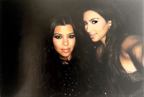 selfie of kim and kourt #sisters #selfie #2010s #kardashian #kourtney #kim Kim Kardashian And Kourtney, Kim Kardashian Selfie, Kim And Kourtney, Kim K Style, Kim K, Kourtney Kardashian, Pretty Face, Kim Kardashian