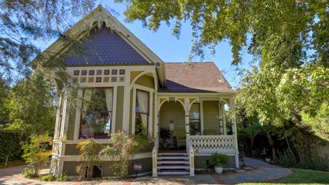 Queen Anne Cottage, Folk Victorian House, Queen Anne House, Storybook House, Cute Cottages, Folk Victorian, House Front Porch, Cottage Exterior, Victorian Cottage