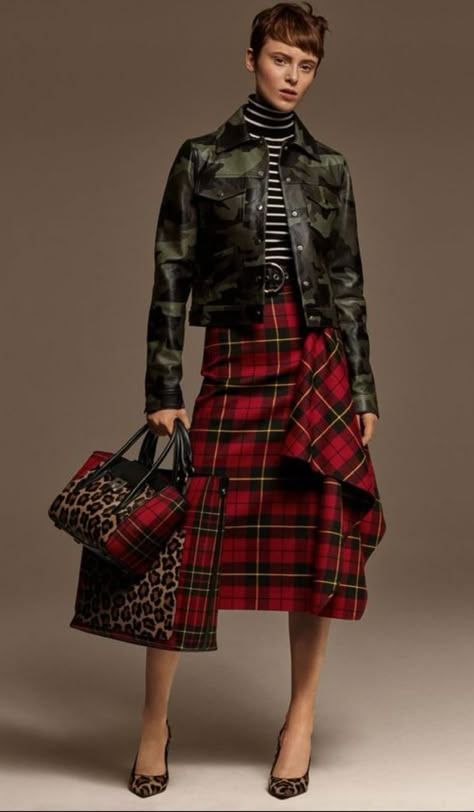 Rok Outfit, Tartan Fashion, Tartan Skirt, Indie Grunge, Draped Skirt, Cooler Look, Plaid Fashion, Indie Fashion, 가을 패션