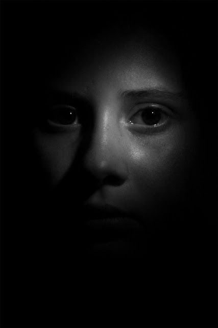 There is a very soft, fuzzy, single light on this girl's face. I like this image because it highlights emotions, with the soft focus being on her eye. Chiaroscuro Photography, Shadow Portraits, Low Key Portraits, Low Key Photography, Dark Portrait, Portrait Lighting, Shadow Photography, Charcoal Art, Emotional Photography