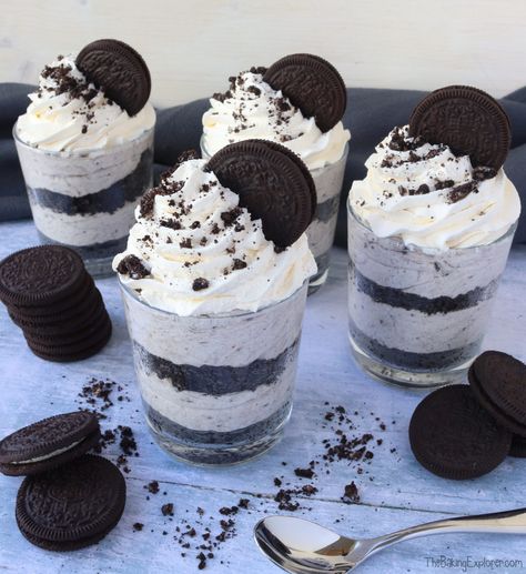 Recipe for Oreo Dessert Pots - filled with crushed oreos and oreo cheesecake, and topped with whipped cream and oreo biscuits. Easy to prepare no bake desserts! #thebakingexplorer #oreos #oreocheesecake #individualdesserts #cheesecakepots Oreo Cheesecake Cups, No Bake Oreo Dessert, Dessert Pots, Oreo Desserts, Dessert Cups Recipes, Dessert Mini, Dessert Oreo, Oreo Biscuits, Cheesecake Cups