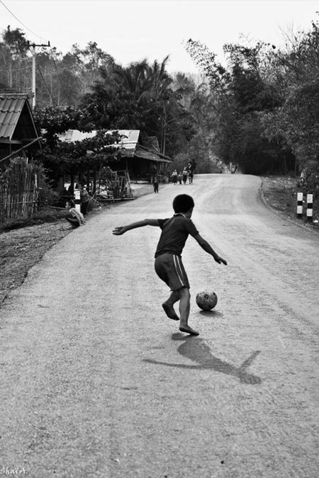 Kids Playing Football, Street Football, Street Soccer, Franz Beckenbauer, Soccer Photography, Soccer Art, Football Photography, Football Images, Soccer Drills