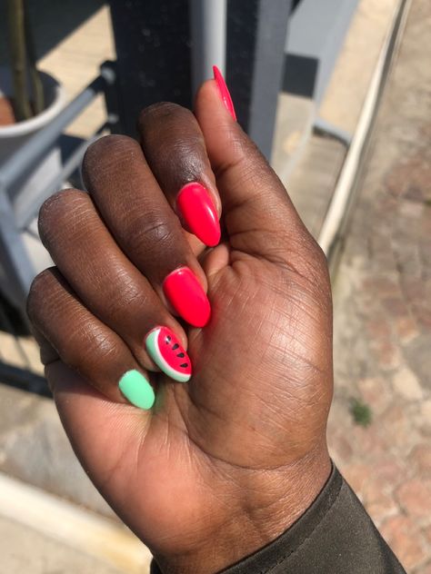 Short Nail Inspo Non Acrylic, Beach Ball Nails Designs, Watermelon Ombre Nails, Red Watermelon Nails, Watermelon Design Nails, Watermelon Inspired Nails, Watermelon Short Nails, Neon Watermelon Nails, Watermelon Colored Nails