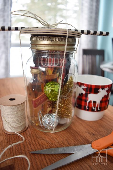 Mason Jar Drink Gifts, Hot Toddy Gift, Hot Toddy Kit, Gifts For Friends Homemade, Gifts For Mom Homemade, Staff Christmas Gifts, Sock Party, Peppermint Vodka, Mason Jar Terrarium