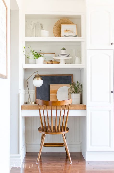 Desk nook in kitchen Farmhouse Bookshelf, Desk Nook, Kitchen Desks, Smart Tiles, Office Nook, Study Nook, Bookshelf Design, Desk Areas, Classic Kitchen