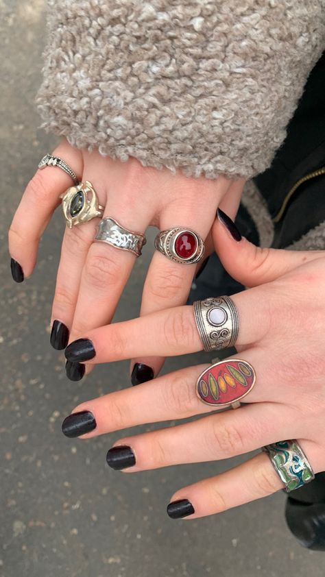 cute vintage rings old fashion jewelry accessories design Hand For Rings, Rings Arrangement On Hand, Metal Mixing Jewelry, Phoebe Rings, Mood Ring Aesthetic, Rings Aesthetic Chunky, Silver Chunky Jewellery, Multiple Rings On Hand, Hand Full Of Rings