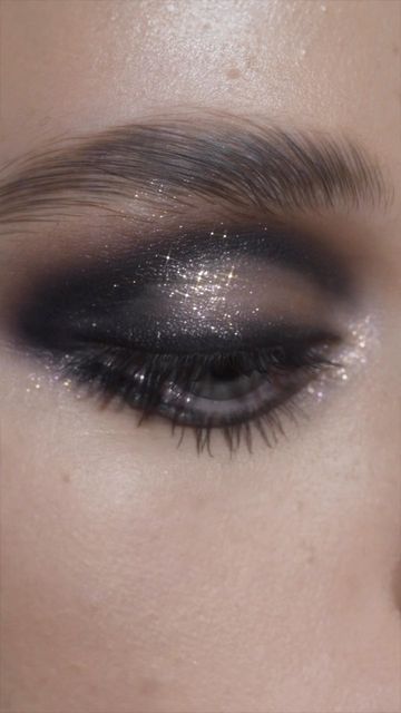 Natasha Denona on Instagram: "Rocking into 2023 with this Smoky Party Eye makeup look! Ft My Dream Eyeshadow Palette, the Love Cheek Palette ( I used the Diamond Powder for the sparkle on the eyelids) & the Macro Tech eye Crayon In shade black for sketching the lash line & crease 🌟 #makeupbynatashadenona" Black Makeup Looks, Party Eye Makeup, Nye Makeup, Black Eye Makeup, Magical Makeup, Glitter Eye Makeup, Swag Makeup, Smink Inspiration, Ethereal Makeup