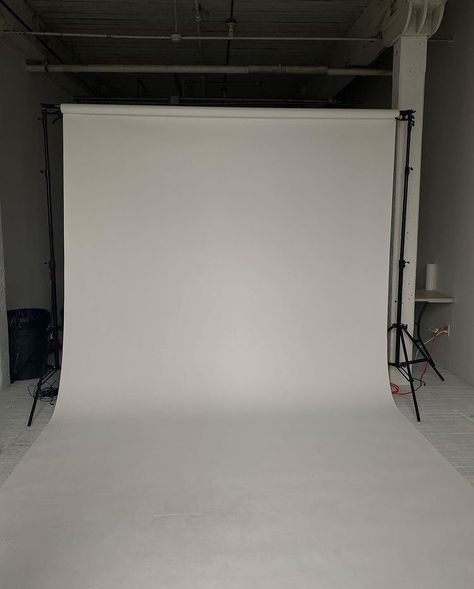 Photoshoot Background Plain, White Photo Shoot Background, Vogue Background For Editing, Model Studio Photoshoot Background, Indoor Photo Shoot Ideas Backgrounds, Model Background, Photoshoot Background, White Studio Background, Photography Set Up