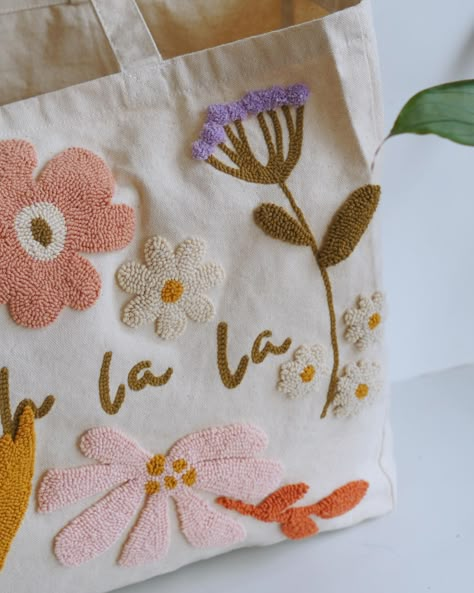 I was one of the guest authors in @juliettemichelet ‘s punch needle book last year and I designed this tote bag which reminds me of spring. What I really like about punch needle embroidery is that you can make functional items. #punchneedle #punchneedleembroidery #punchneedleart #totebags #floraldesign #floralinspiration #springlook #handmadecrafts de Punch Needle Small Projects, Punch Needle Canvas Bag, Punch Needle Tote Bag, Punch Needle Designs, Embroidery Headband, Tufting Art, Tote Bag Embroidery, Tiktok Business, Punch Needling