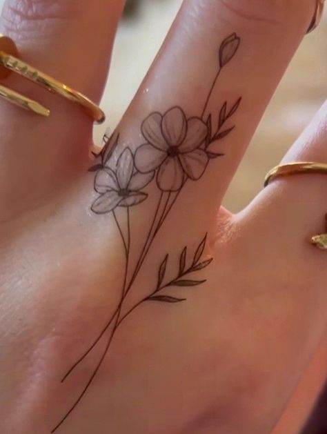 Finger Floral Tattoo, Floral Finger Tattoo, Flower Finger Tattoo, Knuckles Tattoo, Flower Finger Tattoos, Unique Hand Tattoos, Simple Hand Tattoos, Hand Tattoo Designs, Thumb Tattoos