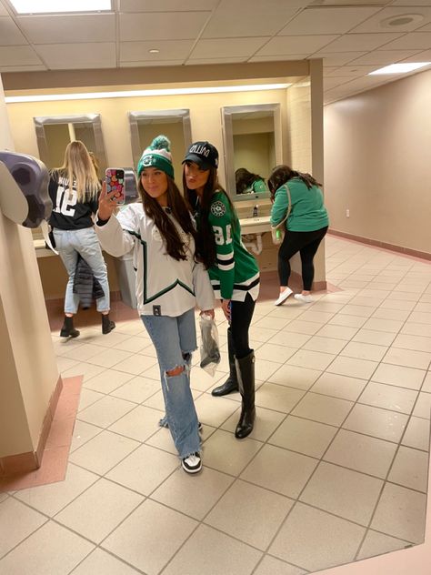 Stars Hockey Game Outfit, Outfits With Hockey Jerseys, Women’s Hockey Game Outfit, Hockey Game Outfits For Women Aesthetic, Nhl Hockey Game Outfit Women, How To Style A Hockey Jersey, College Hockey Game Outfit, Ice Hockey Game Outfit Women, Hockey Game Outfits For Women Jersey