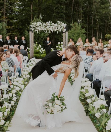 Wedding Photos Ceremony Kiss, Wedding Kissing Poses, Aisle Kiss Photo, Wedding Day Pics Ideas, Wedding Photo Dip Kiss, I Do Kiss Wedding Photo Ideas, Ceremony Dip Kiss, Wedding Photos To Take, Wedding Photo Set Up