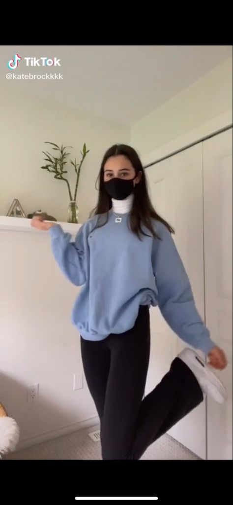 Turtle Neck Under Sweatshirt Outfit, Turtle Neck Under Shirt Outfit, Black Flare Outfit, Outfit To Recreate, 99 Outfit, Flare Outfits, Girls Yoga, Turtleneck Under, Turtleneck Outfit