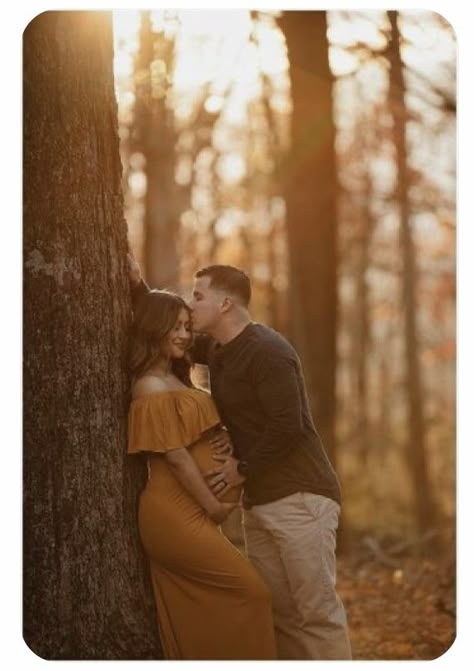 Pregnant Outdoor Photography, Cute Couple Maternity Pictures, Poses For Pregnant Couples, Maternity Fall Photos, Maternity Fall Pictures, Maternity Photography Fall Ideas, Maternity Photo Shoot Ideas Outdoor Fall, Maternity Session Outdoor, Outdoor Maternity Shoot Poses