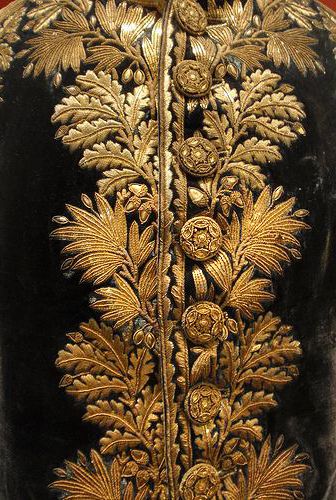 Beautiful gold work and passementerie buttons on a men's 18th century military jacket. Col Crochet, Goldwork Embroidery, Moti Work, Gold Work Embroidery, Motifs Perler, Couture Embroidery, Gold Work, Gold Embroidery, Historical Costume