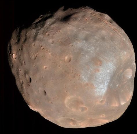 Mars’ moon Phobos may have formed from a giant impact New evidence suggests the moon isn’t a captured asteroid, but a piece of the Red Planet. Nasa Punk, Phobos Deimos, Mars Moons, Planet Tattoo, Nasa Solar System, Mars Poster, Saturns Moons, World Economy, Mars Rover