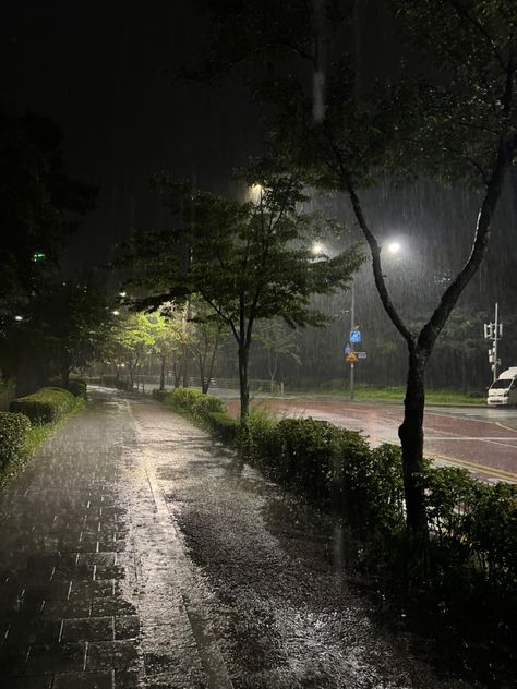 Rainy Ipad Wallpaper, Rainy Background Aesthetic, Rain Background For Editing, City Aesthetic Rain, Rainy Place, Night Rain Aesthetic, Rain And Storm, Old Dhaka, Rain In The City