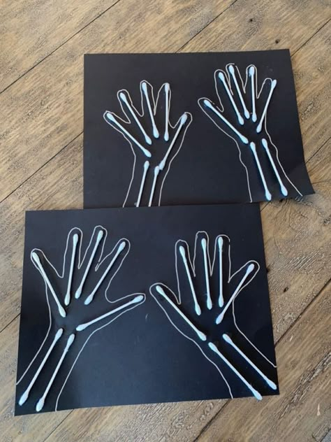 Skeleton Using Qtips, My Skeleton Craft, Easy Daycare Halloween Crafts, Body Part Crafts Kids, Q Tip Skeleton Hand Craft, Skeleton Toddler Craft, Skeleton Art Preschool, Skeleton Crafts Preschool, Skeleton Art For Preschoolers