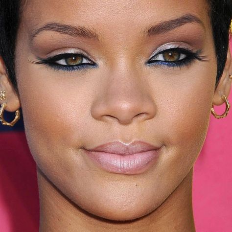 15-rihanna-makeup Interesting style with the emphasis on the lower lid.  Bold and subtle at the same time.  Will have to try this. Pale Pink Lipstick, Rihanna Makeup, Bold Eyeshadow, Silver Eyeshadow, Makeup Hacks Tutorials, Brown Eyeshadow, Rihanna Fenty, Video Music Awards, Blue Eyeshadow