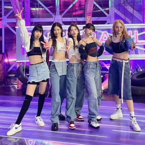 Lesserafim Outfit, Lesserafim Group, Icon Wallpaper Aesthetic, Sakura Kazuha, Plant Styling, Icon Wallpaper, Concert Aesthetic, Set Outfits, Dance Kpop