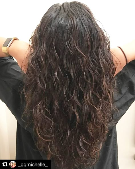 Hair Layers Curly Waves, Long Layered Haircuts For Wavy Thick Hair, Wavy Perm Loose Long Hair, Layers On Wavy Hair Long, Layered Hair Medium Curly Waves, 2b Hair With Layers, Long Waves Haircut, 2c Haircut Layers, American Wave Perm Long Hair