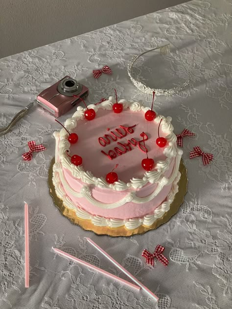 Round Birthday Cake Aesthetic, Astetic Birthday Cake Ideas, Cute Round Birthday Cakes, Cakes Astetic, Cake Asethic, Cute Pink Cakes Birthdays, Aesthetic Birthday Cake Vintage, Cake Asthetic Picture, Round Vintage Cake