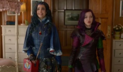 Mal X Evie, Evie Costume, Descendants 2015, Evie Descendants, Mal Descendants, Mal And Evie, Disney Channel Descendants, Descendants 4, Booboo Stewart