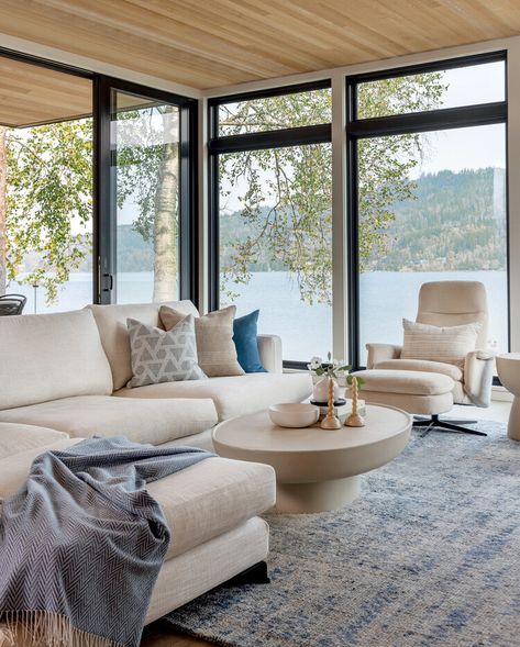 Modern Lakehouse: A waterfront house that celebrates serene West Coast style West Coast House, Modern Lakehouse, Waterfront House, Neutral Flooring, Beauty House, Riverside Drive, West Coast Fashion, West Coast Style, Gray Dining Chairs