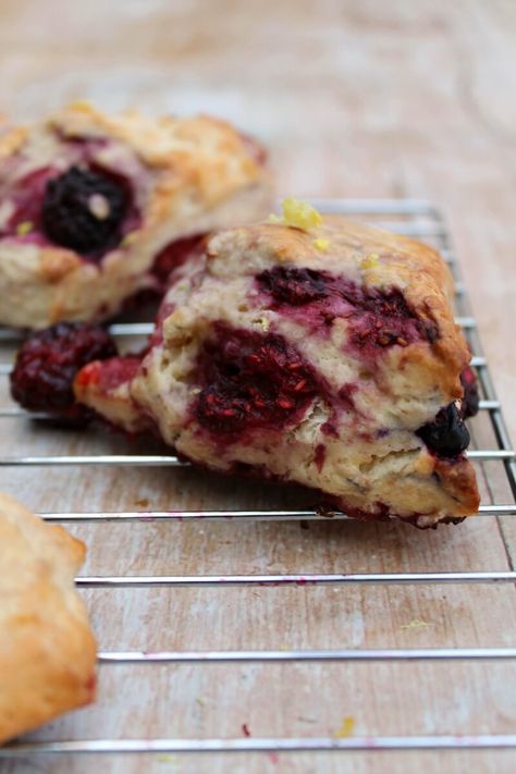 Lemon Berry Scones Frozen Berry Recipes, Berry Scones Recipe, Fruit Scones Recipe, Frozen Fruit Recipes, Berry Scones, Blueberry Scones Recipe, Fruit Scones, Scones Recipe Easy, Scones Easy