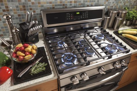 Looking To #HeatUp Your Kitchen? Digital Trends Offers The Best Ovens Around, No Matter How Much You Cook or Want To Spend. #HomeOwnerTips #DreamKitchen Cleaning Oven Racks, Convection Range, Self Cleaning Ovens, Griddle Cooking, Eating Area, Best Oven, Single Oven, Ge Appliances, Gas Oven