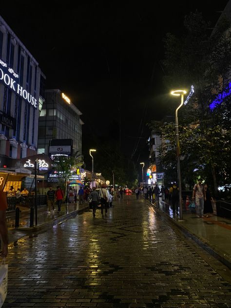 Bangalore Aesthetic Streets, Bangluru City Night, Banglore Night Asthetics, Bangalore Aesthetic Places, Koramangala Bangalore Night, Bangalore City Aesthetic, Bangalore Aesthetic Night, Church Street Bangalore Aesthetic, Bangalore Night Snap