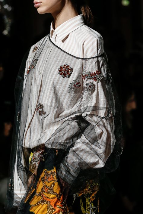 Dries Van Noten Spring 2018 Ready-to-Wear  Fashion Show Details A Beautiful Life, Fashion 2018, Dries Van Noten, Beautiful Life, Mode Inspiration, Looks Vintage, Fashion Details, Couture Fashion, White Shirt