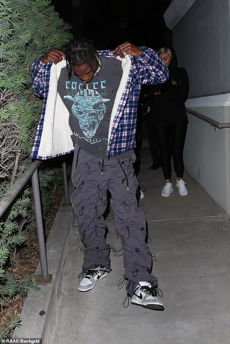 Drake Fashion, Travis Scott Outfits, Travis Scott Fashion, Loose Sweatpants, Casual Pants Men, Inspo Fits, Rapper Outfits, Black Men Street Fashion, Men Street Fashion