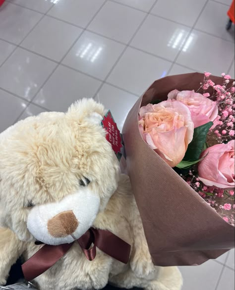 Gifts Aesthetic Boyfriend, Flowers For Gf, Valentines Gift For Girlfriend, Love Rose Flower, Gift Inspo, Dream Gift, Romantic Things, Hopeless Romantic, My Bf