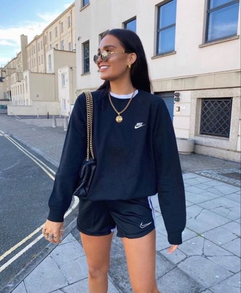 Mode Ulzzang, Skandinavian Fashion, 가을 패션, Style Streetwear, Mode Inspiration, Looks Vintage, Comfy Outfits, Wearing Black, Black Shorts