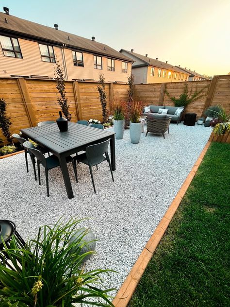 Pea Gravel And Grass Backyard, Backyard With Pea Gravel, Gravel Bed Landscaping, Gravel Courtyard Ideas, Gravel Patio Area, Diy Gravel Backyard Ideas, Backyard Gravel Landscaping, Gravel Backyard Landscaping, Pea Gravel Landscaping